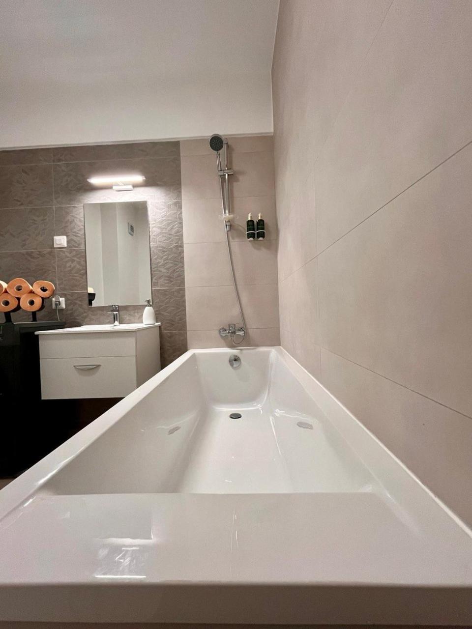 The Butterfly Suite, Near Arenele Romane & Constitution Square Appartement Bucarest