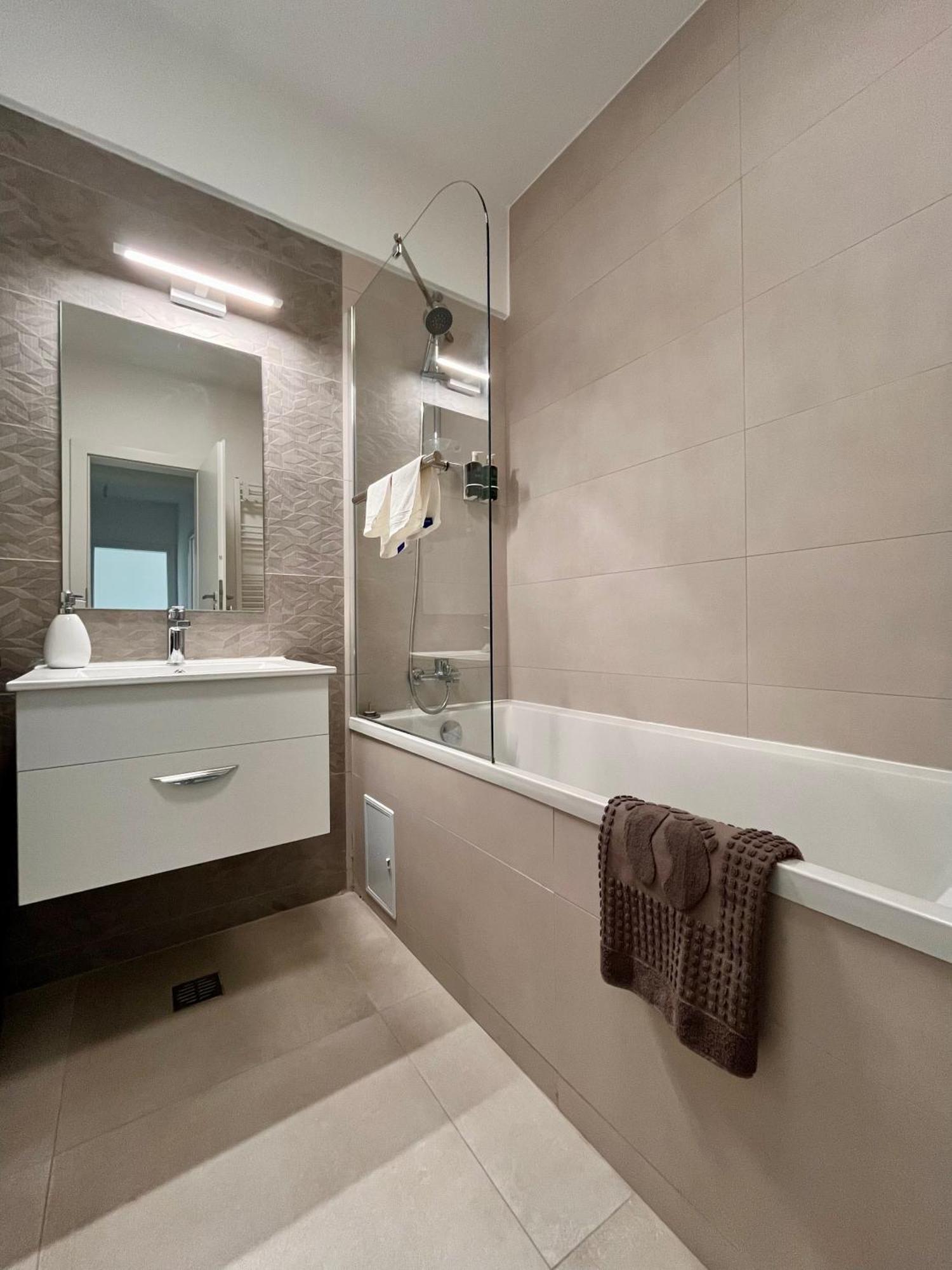 Apartment The Butterfly Suite, Near Arenele Romane & Constitution Square